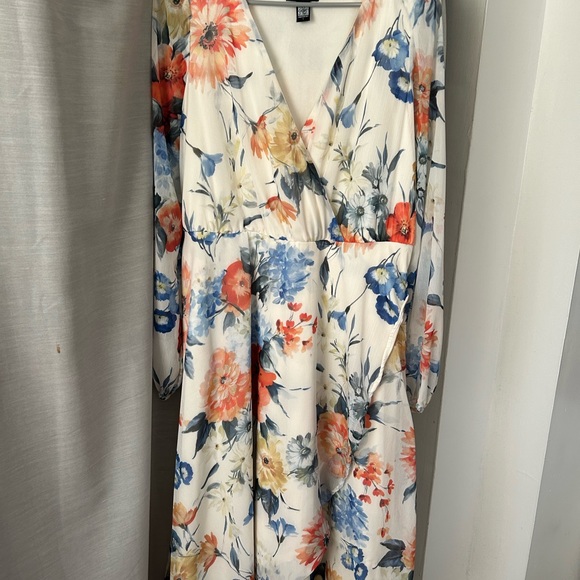 Express Wrap Cream Floral Dress size Large - Picture 6 of 7